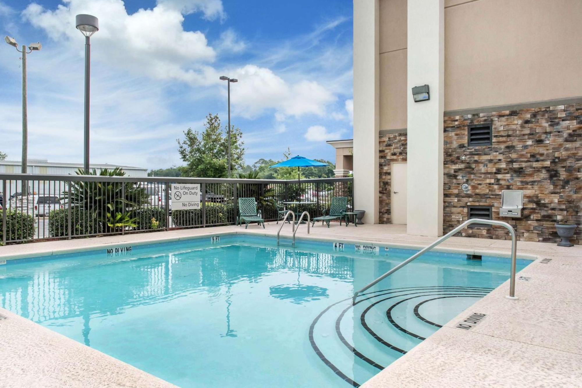Hampton Inn Дъглас Екстериор снимка